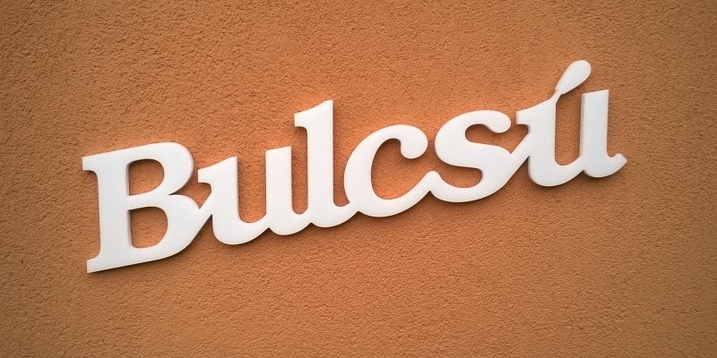 Ajtóra vagy gyerekszoba falára felragasztható Bulcsú név felirat.