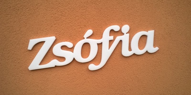 Zsófia név felirat. Ajtóra vagy gyerekszoba falára felragasztható Zsófia név felirat.
