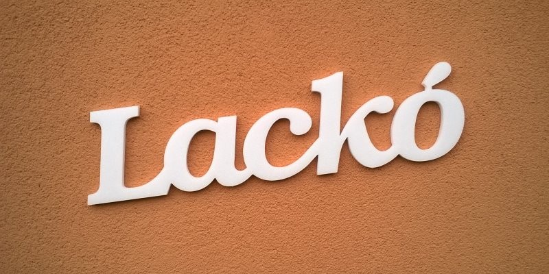 Ajtóra vagy gyerekszoba falára felragasztható Lackó név felirat.