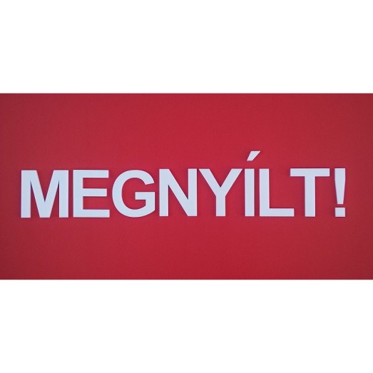 MEGNYÍLT! felirat faldekorációs célra