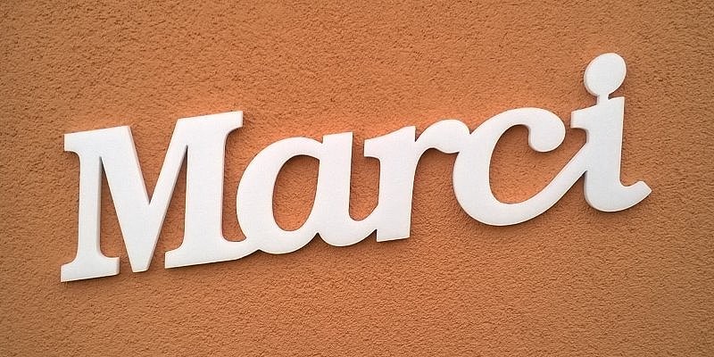 Ajtóra vagy gyerekszoba falára felragasztható Marci név felirat.