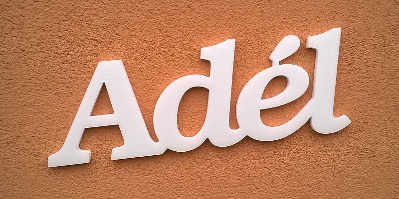 Ajtóra vagy gyerekszoba falára felragasztható Adél név felirat.