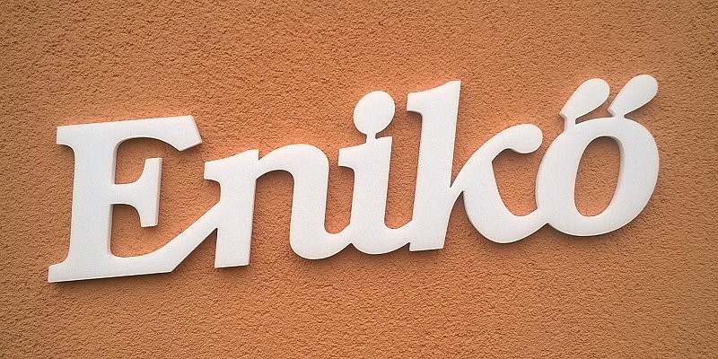 Enikő név felirat. Ajtóra vagy gyerekszoba falára felragasztható Enikő név felirat.