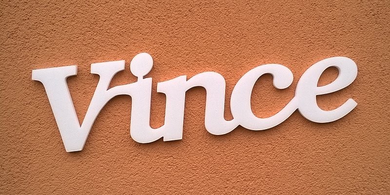 Vince név felirat. Ajtóra vagy gyerekszoba falára felragasztható Vince név felirat.