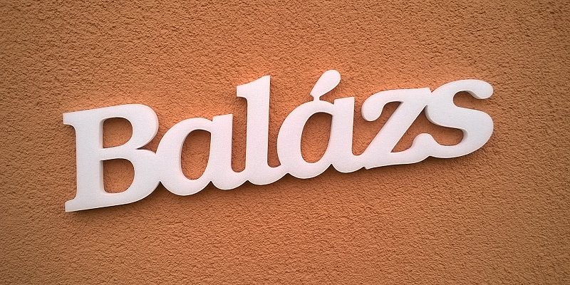 Balázs név felirat. Ajtóra vagy gyerekszoba falára felragasztható Balázs név felirat.