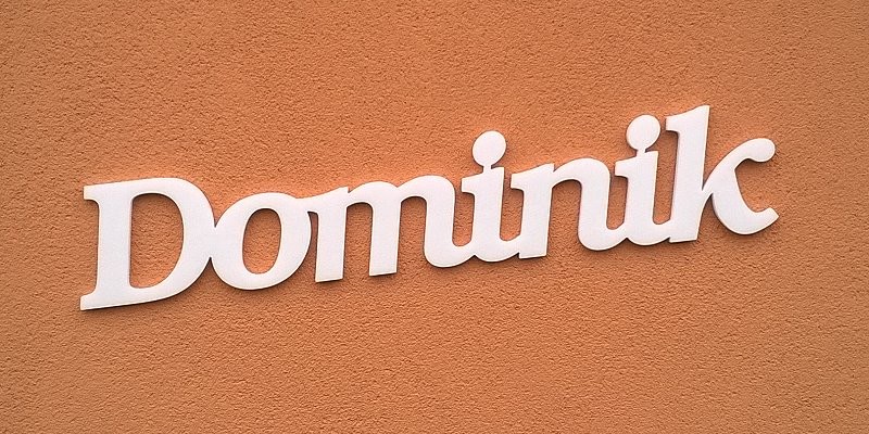 Dominik név felirat. Ajtóra vagy gyerekszoba falára felragasztható Dominik név felirat.