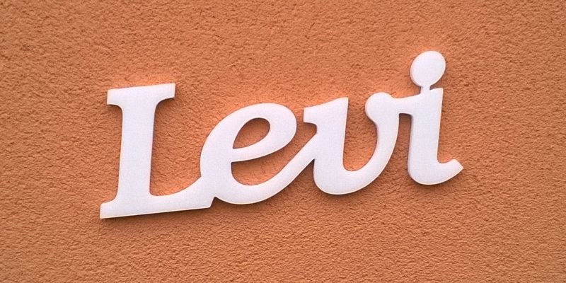 Levi név felirat. Ajtóra vagy gyerekszoba falára felragasztható Levi név felirat.