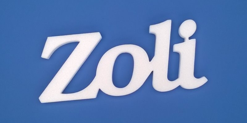 Zoli név felirat. Ajtóra vagy gyerekszoba falára felragasztható Zoli név felirat.