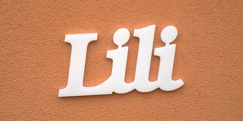 Ajtóra vagy gyerekszoba falára felragasztható Lili név felirat.