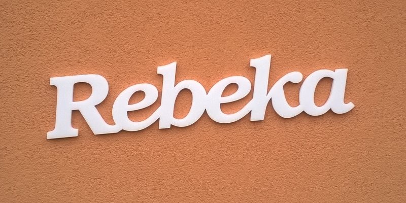 Ajtóra vagy gyerekszoba falára felragasztható Rebeka név felirat.