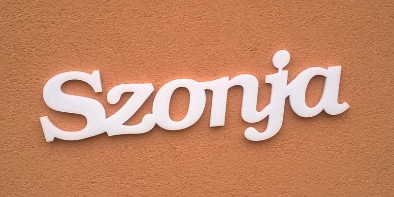 Ajtóra vagy gyerekszoba falára felragasztható Szonja név felirat.