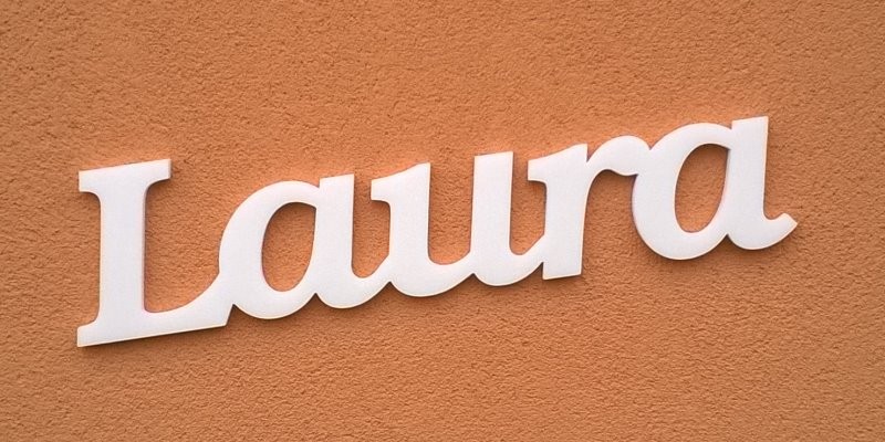 Laura név felirat. Ajtóra vagy gyerekszoba falára felragasztható Laura név felirat.