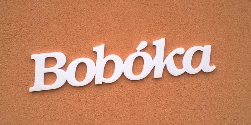 Ajtóra vagy gyerekszoba falára felragasztható Bobóka név felirat.