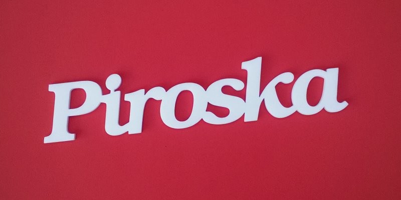 Ajtóra vagy gyerekszoba falára felragasztható Piroska név felirat.
