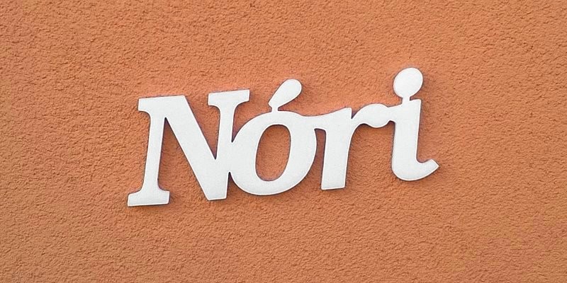 Ajtóra vagy gyerekszoba falára felragasztható Nóri név felirat.
