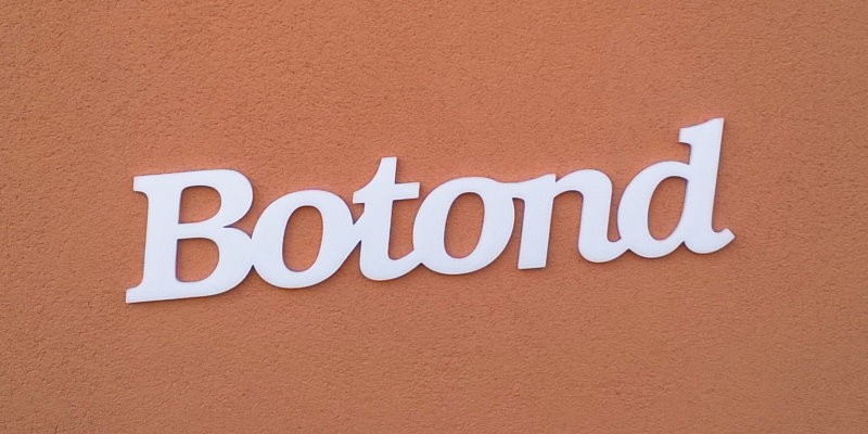 Ajtóra vagy gyerekszoba falára felragasztható Botond név felirat.