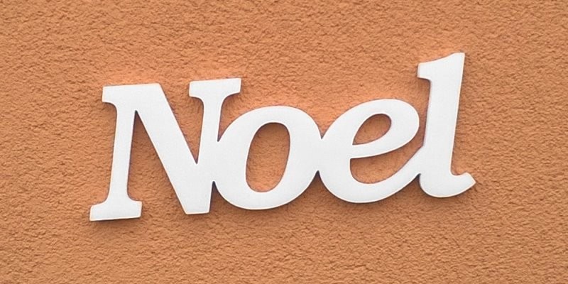 Ajtóra vagy gyerekszoba falára felragasztható Noel név felirat.