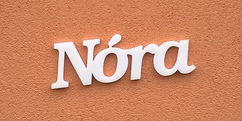 Ajtóra vagy gyerekszoba falára felragasztható Nóra név felirat.