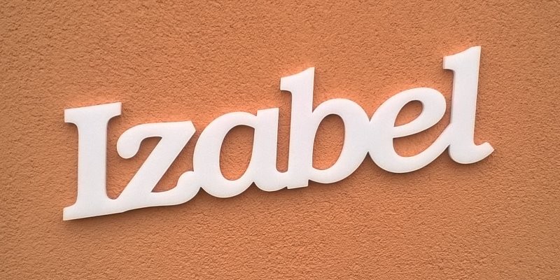 Izabel név felirat. Ajtóra vagy gyerekszoba falára felragasztható Izabel név felirat.