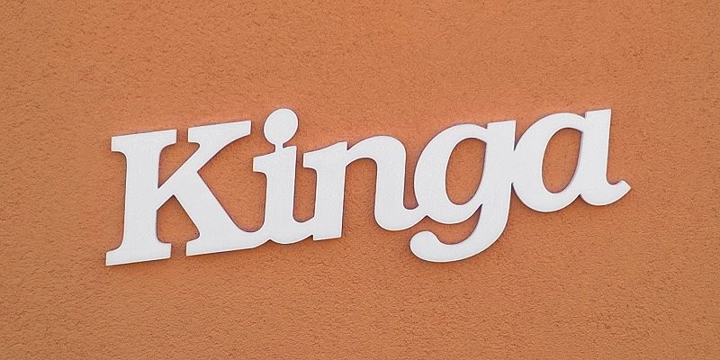 Kinga név felirat. Ajtóra vagy gyerekszoba falára felragasztható Kinga név felirat.