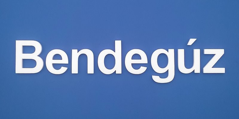 Habbetűkből készült Bendegúz név felirat.