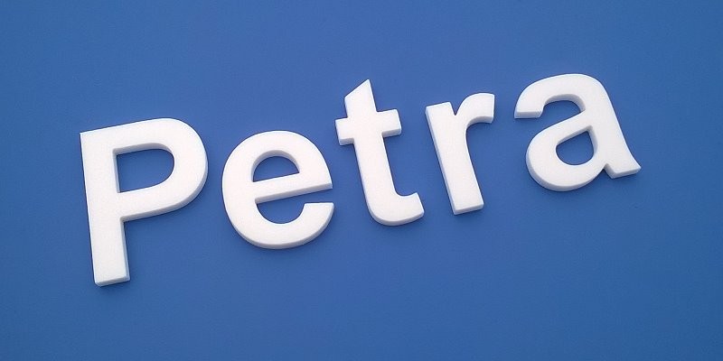 Habbetűkből készült Petra név felirat.