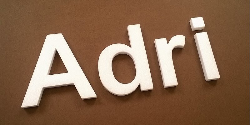 Habbetűkből készült Adri név felirat.