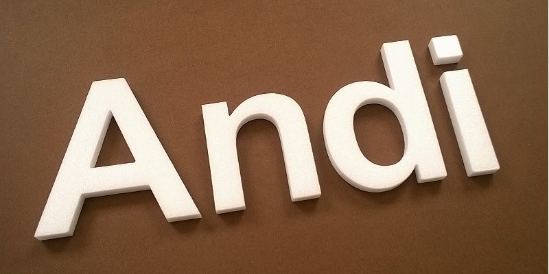 Habbetűkből készült Andi név felirat.