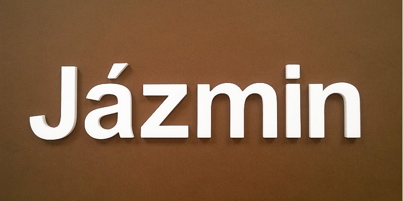Habbetűkből készült Jázmin név felirat.