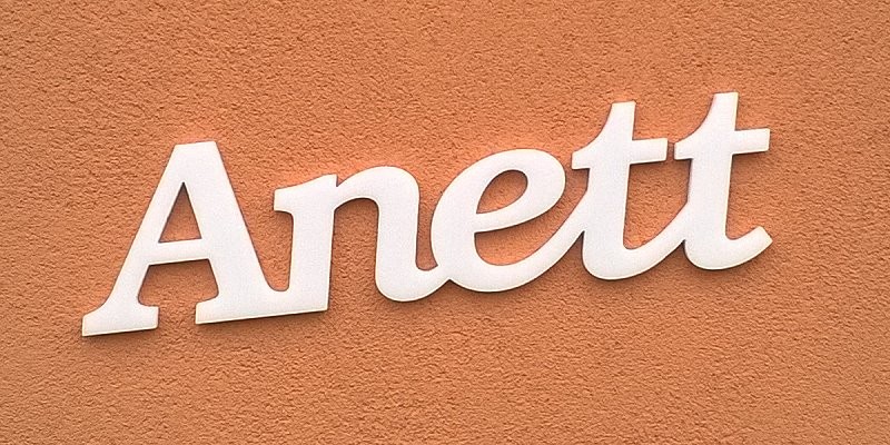 Ajtóra vagy gyerekszoba falára felragasztható Anett név felirat.
