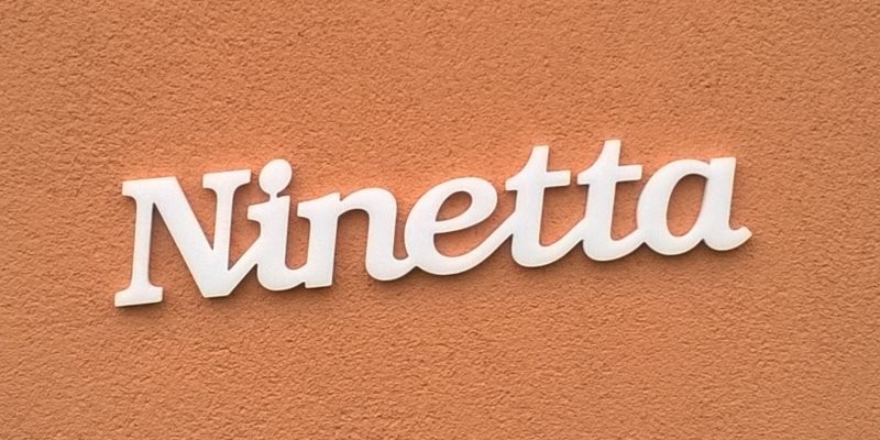 Ajtóra vagy gyerekszoba falára felragasztható Ninetta név felirat.