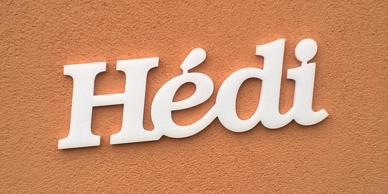 Hédi név felirat. Ajtóra vagy gyerekszoba falára felragasztható Hédi név felirat.