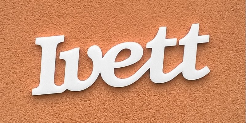 Ajtóra vagy gyerekszoba falára felragasztható Ivett név felirat.