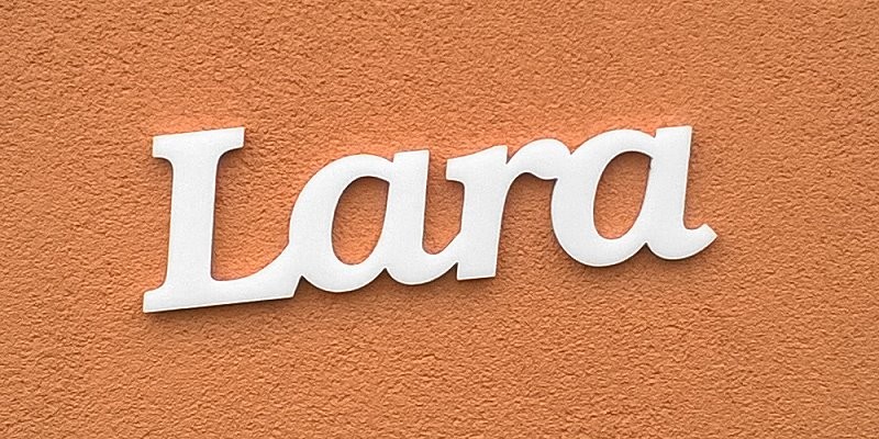 Lara név felirat. Ajtóra vagy gyerekszoba falára felragasztható Lara név felirat.