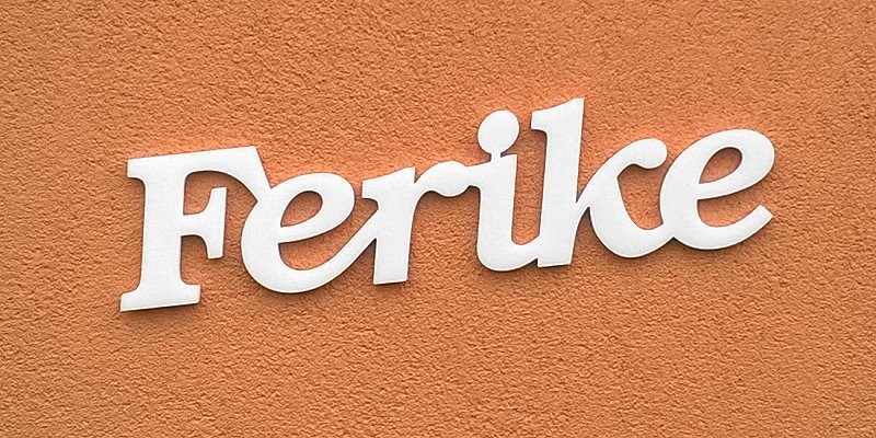 Ferike név felirat. Ajtóra vagy gyerekszoba falára felragasztható Ferike név felirat.