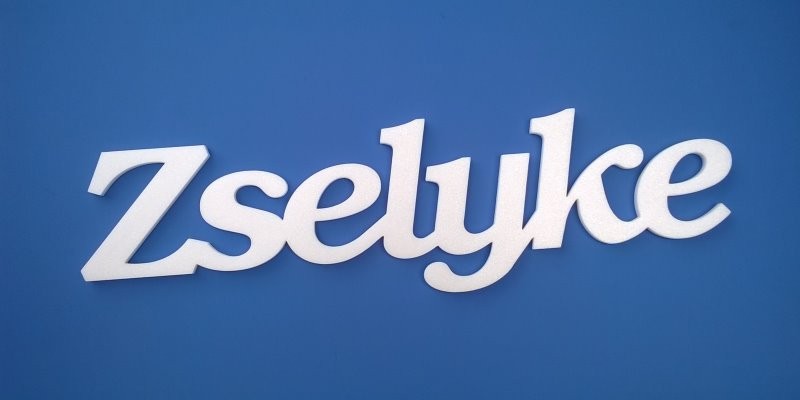 Zselyke név felirat. Ajtóra vagy gyerekszoba falára felragasztható Zselyke név felirat.