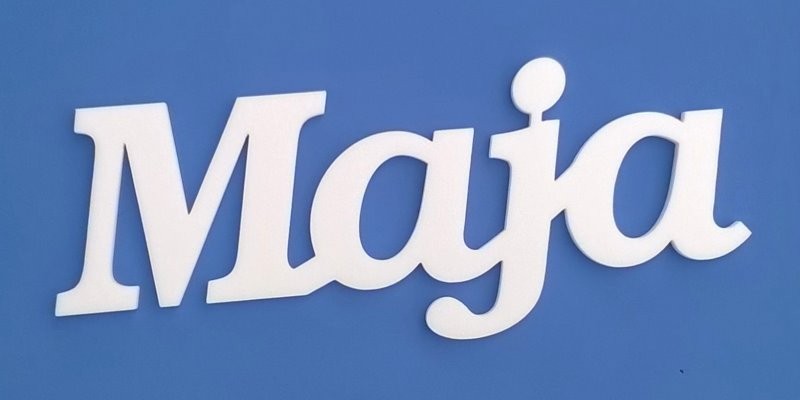 Maja név felirat. Ajtóra vagy gyerekszoba falára felragasztható Maja név felirat.