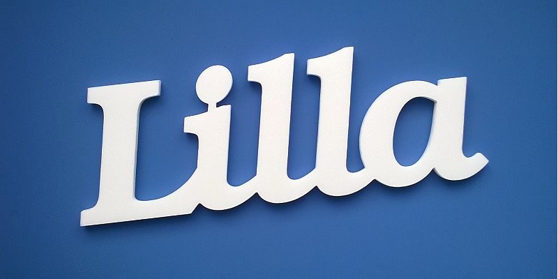 Ajtóra vagy gyerekszoba falára felragasztható Lilla név felirat.