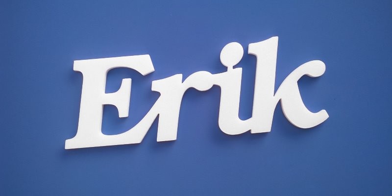 Erik név felirat. Ajtóra vagy gyerekszoba falára felragasztható Erik név felirat.