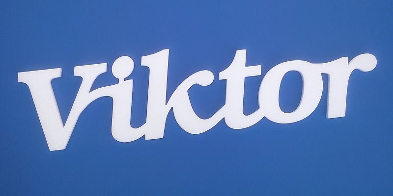 Viktor név felirat. Ajtóra vagy gyerekszoba falára felragasztható Viktor név felirat.