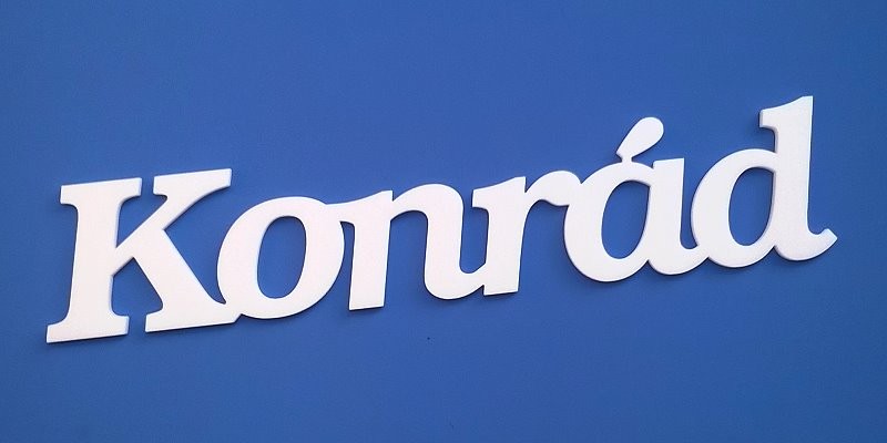 Ajtóra vagy gyerekszoba falára felragasztható Konrád név felirat.
