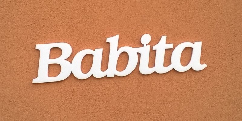 Babita név felirat. Ajtóra vagy gyerekszoba falára felragasztható Babita név felirat.