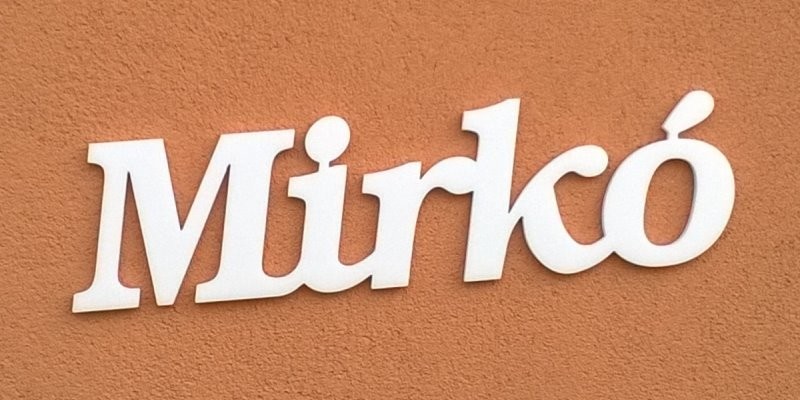 Ajtóra vagy gyerekszoba falára felragasztható Mirkó név felirat.