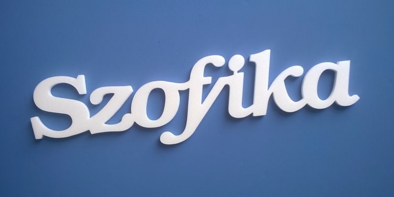 Ajtóra vagy gyerekszoba falára felragasztható Szofika név felirat.