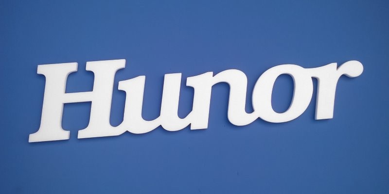 Hunor név felirat. Ajtóra vagy gyerekszoba falára felragasztható Hunor név felirat.