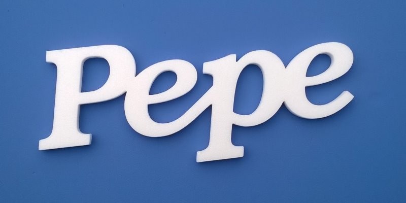 Ajtóra vagy gyerekszoba falára felragasztható Pepe név felirat.