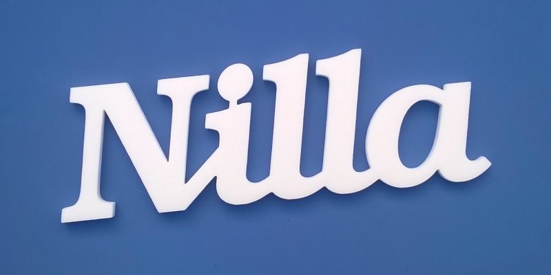 Ajtóra vagy gyerekszoba falára felragasztható Nilla név felirat.