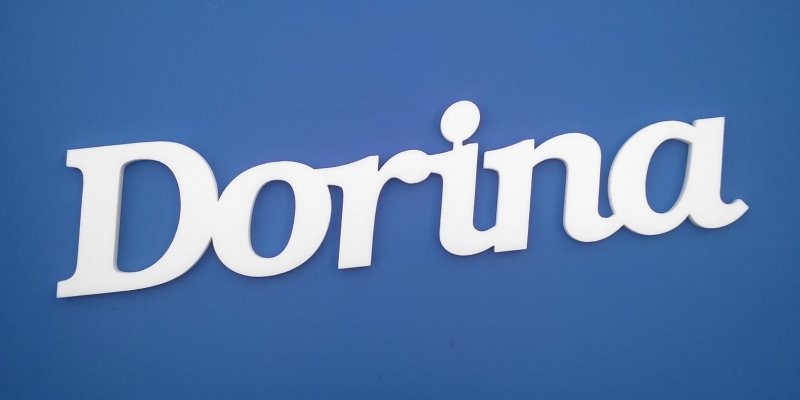 Ajtóra vagy gyerekszoba falára felragasztható Dorina név felirat.