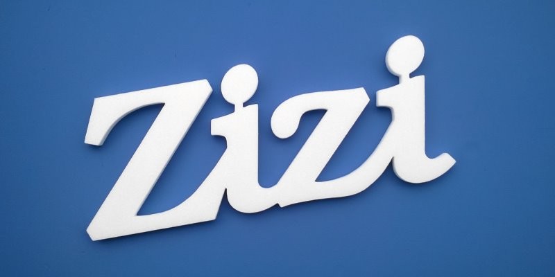 Ajtóra vagy gyerekszoba falára felragasztható Zizi név felirat.