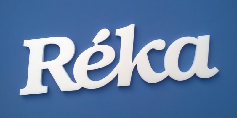 Ajtóra vagy gyerekszoba falára felragasztható Réka név felirat.
